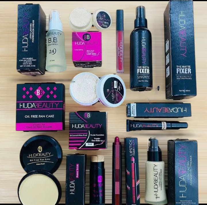 14-in-1 Huda Beauty Makeup